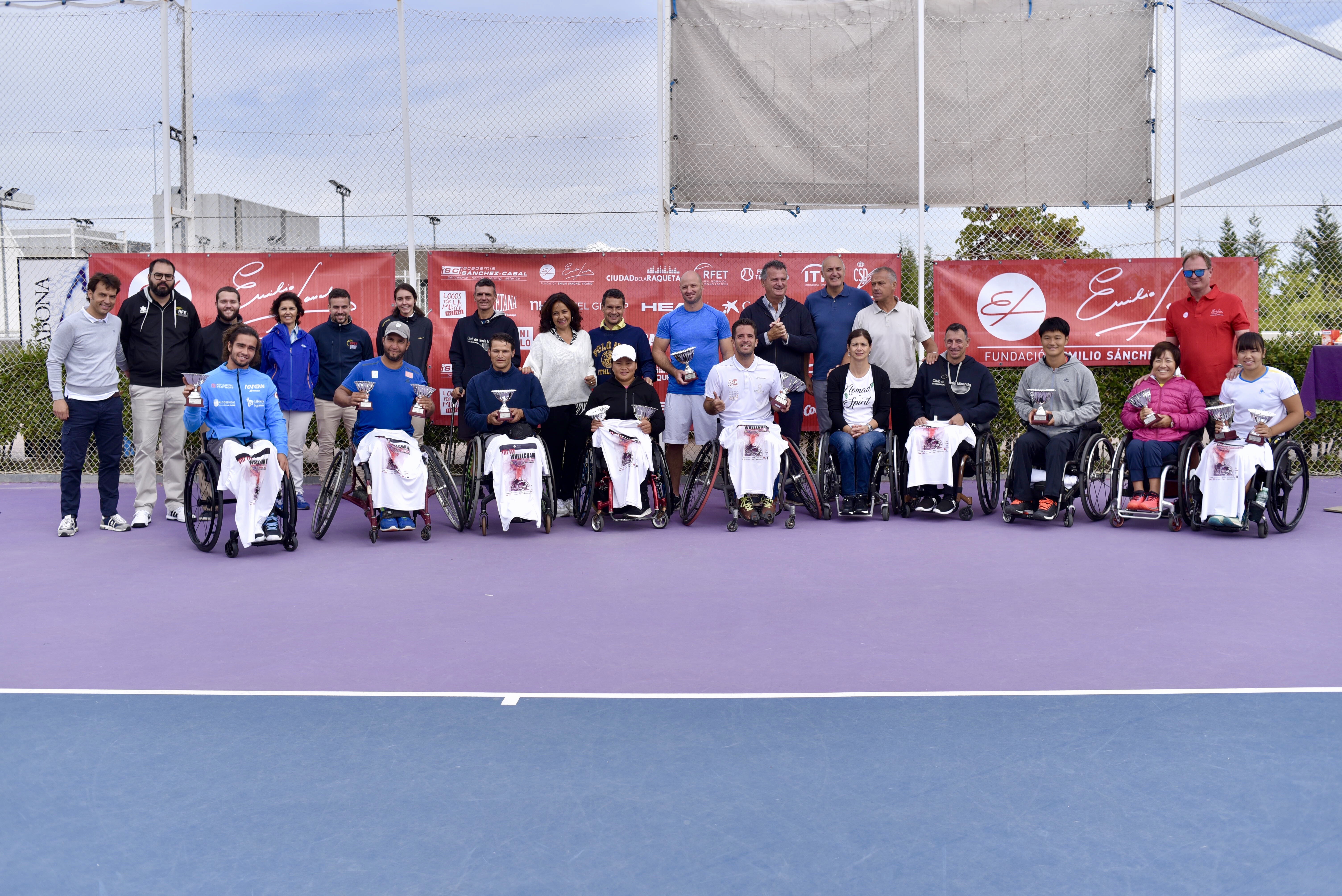 el-japones-takuya-miki-y-la-china-hui-min-huang-ganadores-del-viii-torneo-itf-wheelchair-fundacion-emilio-sanchez-vicario-en-la-ciudad-de-la-raqueta-madrid